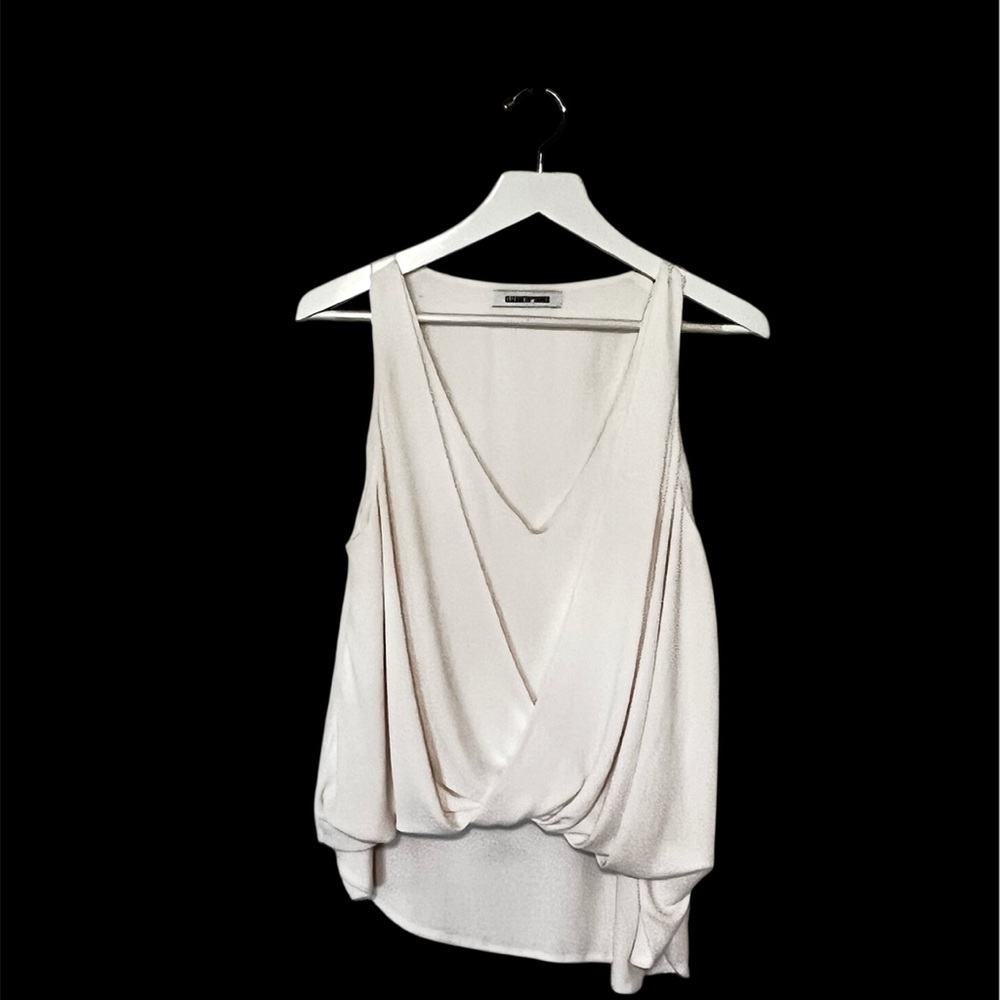 Elizabeth and James Cream White V-Neck Sleeveless Top Hot Girl Elevated FLAW - Picture 6 of 14